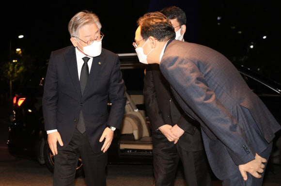 이재명 경기도지사가 25일 고 이건희 삼성그룹 회장의 빈소가 마련된 서울 강남구 삼성서울병원 장례식장으로 들어서고 있다. 2020.10.25  연합뉴스