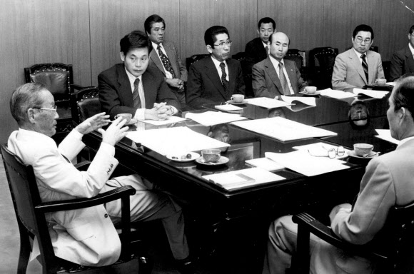1978년 해외사업추진위원회에 참석한 이 회장(왼쪽 두 번째)이 이병철(첫 번째) 삼성 창업주 곁에서 이야기를 경청하고 있다. 삼성 제공