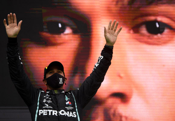 루이스 해밀턴이 25일 밤 포뮬러1 포르투갈 그랑프리에서 우승한 뒤 기뻐하고 있다. AP 연합뉴스