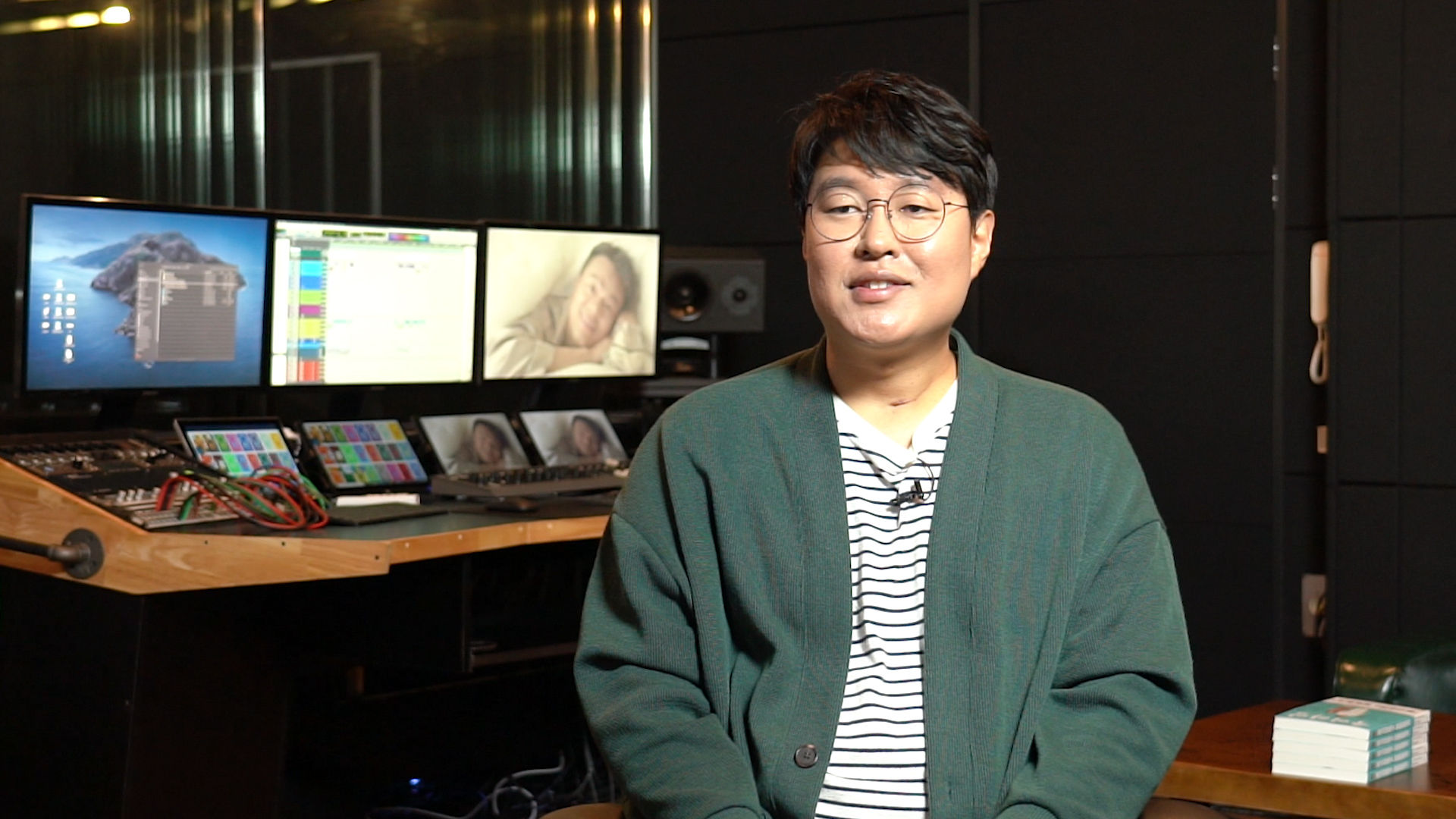 지난 15일 서울 강남에 있는 한 녹음실에서 인터뷰에 응하고 있는 서준범 감독 모습