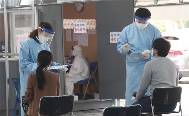26일 오전 서울 성동구 마장로 성동구보건소에 마련된 선별진료소에서 시민들이 코로나19 검사를 받고 있다. 2020.10.26 뉴스1