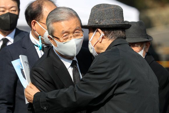 박정의 전 대통령 추도식 참석자들과 인사하는 김종인