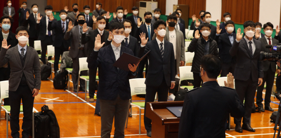 종교적 신앙 등 양심에 따른 병역거부자의 병역의무 이행을 위한 대체복무제도가 시행된 26일 제1기 대체복무요원 입교식이  대전교도소 내 교육센터 체육관에서 열려 교육생 대표가 선서를 하고 있다. 대체복무요원들은 3주간의 교육을 받은 후 복무기관으로 배치되어 무기 등을 사용하는 업무를 제외한 대체업무를 36개월간 수행하게 된다.2020. 10. 26. 사진공동취재단