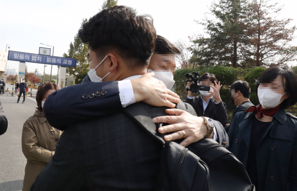 종교적 신앙 등 양심에 따른 병역거부자의 병역의무 이행을 위한 대체복무제도가 시행된 26일 제1기 대체복무요원들이  교육센터가 마련된 대전교도소로 입교하기 위해 가족 및 지인들과 인사를 나누고 있다. 대체복무요원들은 3주간의 교육을 받은 후 복무기관으로 배치되어 무기 등을 사용하는 업무를 제외한 대체업무를 36개월간 수행하게 된다.2020. 10. 26. 사진공동취재단