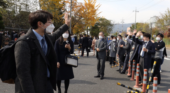 종교적 신앙 등 양심에 따른 병역거부자의 병역의무 이행을 위한 대체복무제도가 시행된 26일 제1기 대체복무요원들이  교육센터가 마련된 대전교도소로 입교하기 위해 가족 및 지인들과 인사를 나누고 있다. 대체복무요원들은 3주간의 교육을 받은 후 복무기관으로 배치되어 무기 등을 사용하는 업무를 제외한 대체업무를 36개월간 수행하게 된다.2020. 10. 26. 사진공동취재단