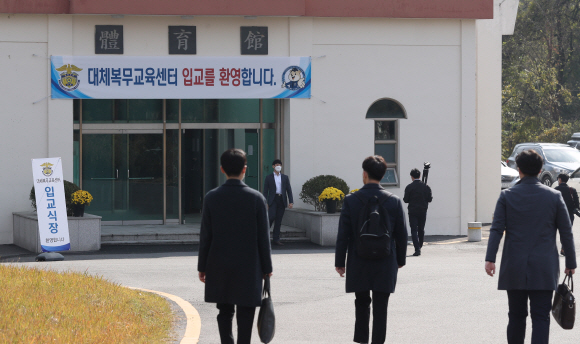 종교적 신앙 등 양심에 따른 병역거부자의 병역의무 이행을 위한 대체복무제도가 시행된 26일 제1기 대체복무요원들이  대전교도소 내 교육센터 체육관으로 들어서고 있다.2020. 10. 26. 사진공동취재단