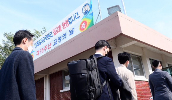 종교나 비폭력·평화주의 신념 등에 따른 병역거부자들을 위한 대체복무제가 처음 시행된 26일 오후 대전교도소 내 대체복무 교육센터에서 양심적 병역거부자 63명의 입교식이 열린 가운데 입교생들이 서류작성을 위해 줄을 서 있다. 2020.10.26. 사진공동취재단