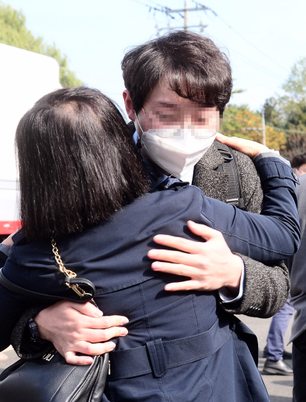 종교나 비폭력·평화주의 신념 등에 따른 병역거부자들을 위한 대체복무제가 처음 시행된 26일 오후 대전교도소 내 대체복무 교육센터에서 양심적 병역거부자 63명의 입교식이 열린 가운데 입교생들이 가족들과 인사를 하고 있다. 2020.10.26. 사진공동취재단