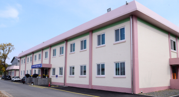 종교나 비폭력·평화주의 신념 등에 따른 병역거부자들을 위한 대체복무제가 처음 시행된 26일 오후 대전교도소 내 대체복무 교육센터에서 양심적 병역거부자 63명의 입교식이 열렸다. 사진은 대체복무자의 생활관 외부 모습. 2020.10.26. 사진공동취재단