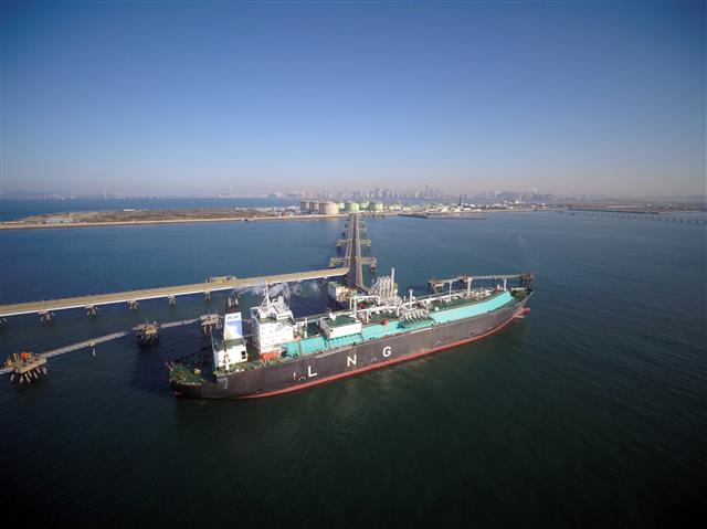 LNG선박이 한국가스공사 인천기지본부에 정박해 있다. 한국가스공사 제공