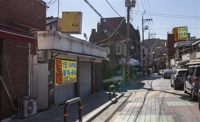 개발을 둘러싼 갈등과 알력이 소용돌이에 싸여 있는 장위동은 1980년대 이후 2000여개의 봉제업체가 활동하던 동대문 패선 배후지대였다. 이 중 장위로 126 일대 의복제조업은 서울미래유산으로 지정됐다.