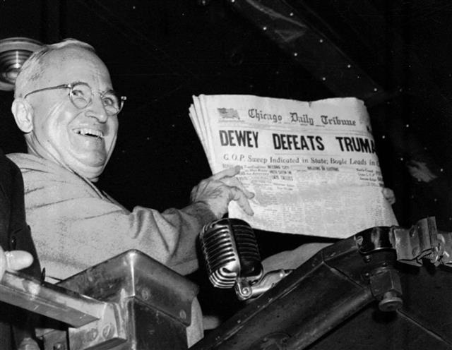 해리 트루먼 미국 대통령이 1948년 11월 4일 미주리주 세인트루이스에서 자신이 대선에 패했다는 대형 오보를 낸 시카고 데일리 트리뷴을 들어 보이며 웃고 있다. 여론조사 결과로 제작한 이 신문사의 오보는 두고두고 반추된다. AP 연합뉴스