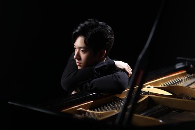오는 29일 서울 서대문구 금호아트홀 연세에서 독주회를 갖는 피아니스트 임윤찬은 “모든 레퍼토리를 정복하는 연주자가 되고 싶다”는 목표를 밝혔다. 에스트로 스튜디오 제공