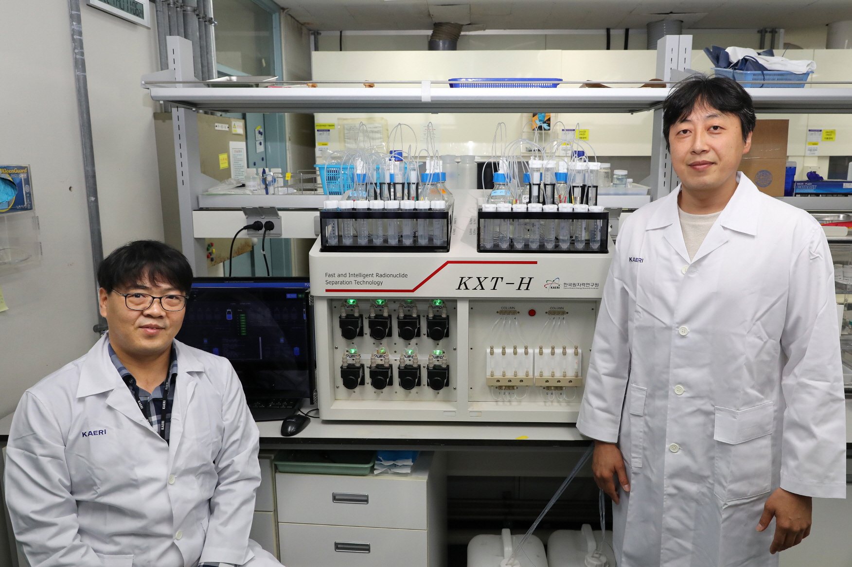 국내연구진이 바닷물 속에 포함된 방사성물질 스트론튬-90을 신속분석할 수 있는 방법을 개발했다. 연구를 수행한 임종명 원자력환경실장(왼쪽), 김현철 박사(오른쪽)  한국원자력연구원 제공