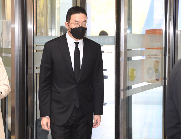 구광모 LG 회장이 27일 고 이건희 삼성그룹 회장의 빈소가 마련된 서울 강남구 서울삼성병원 장례식장에 들어서고 있다. 2020.10.27  박지환 기자 popocar@seoul.co.kr