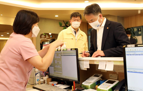 독감 접종위해 예진표 작성하는 박능후 장관