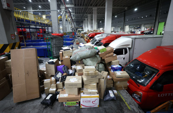 멈춰버린 택배물류센터