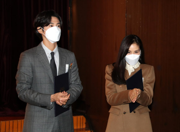 제5회 금융의 날 기념식 수상한 유노윤호와 고소영