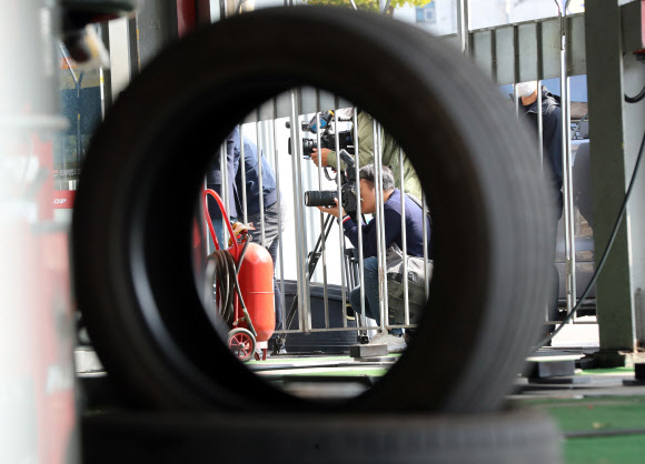 ‘휠 고의훼손’ 타이어점에 몰린 취재진