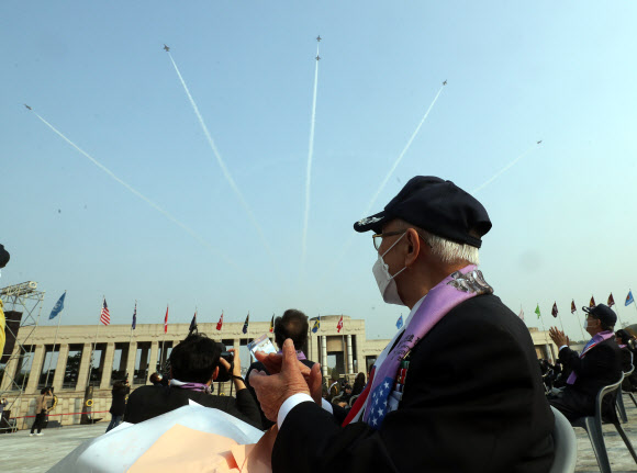 추모비행 지켜보는 장진호 전투영웅 장동욱씨