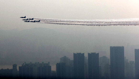 뿌연 서울 하늘 가르는 블랙이글스