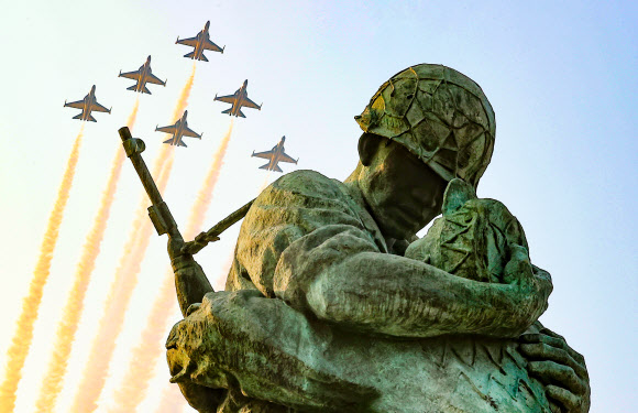 장진호 전투영웅 추모 비행