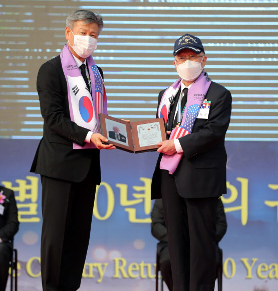 참전용사에게 감사패 전달하는 박삼득 국가보훈처장