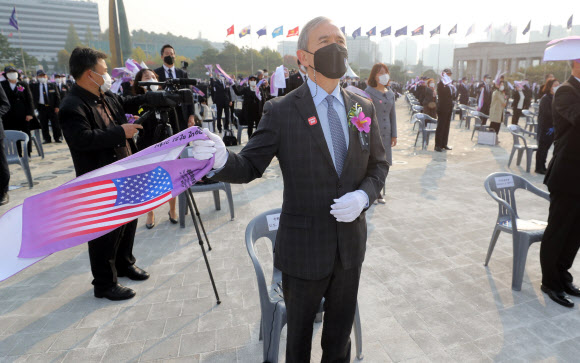 군가 제창하는 해리스 주한미대사