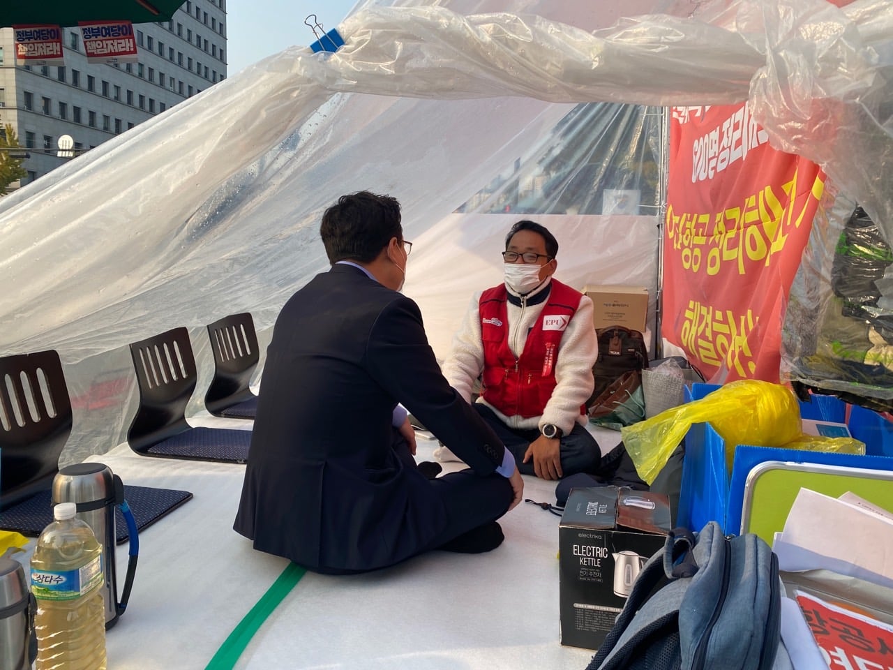 국민의힘 김성원 원내수석부대표가 27일 이른 아침 국회 앞에 마련된 이스타항공 노조 농성장을 찾아 격려하고 있다.  김성원의원실 제공