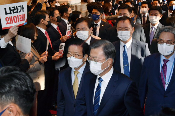 국민의 힘 의원들이 특검 촉구 결의대회를 연 가운데 문재인 대통령이 28일 오전 여의도 국회에서 시정연설을 하기 위해 박병석 국회의장의 영접을 받으며 본관에 들어서고 있다. 2020. 10. 28 김명국 선임기자 daunso@seoul.co.kr