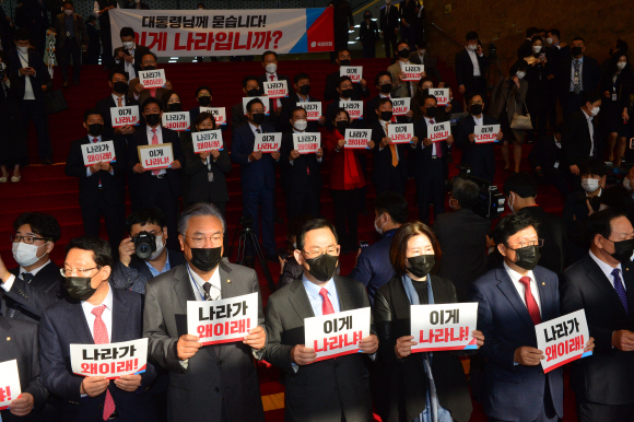 주호영 국민의힘 원내대표와 의원들이 문재인 대통령의 2021년도 예산안 시정연설을 앞 둔 28일 국회 본청 입구에서 라임?옵티머스 자산운용펀드 사건에 대한 특검을 요구하는 피켓 시위를 하고 있다.  2020. 10. 28 김명국 선임기자 daunso@seoul.co.kr