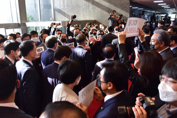 문재인 대통령이 28일 오전 국회 본회의에서 2021년도 예산안 시정연설을 위해 국회에 도착한 가운데 국민의힘 의원들이 라임.옵티머스 특검을 요구하며 피켓을 들고 구호를 외치고 있다. 2020. 10. 28 김명국 선임기자 daunso@seoul.co.kr