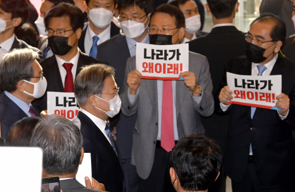 문재인 대통령이 2021년도 예산안의 국회 본회의 상정에 따른 시정연설을 위해 28일 오전 국민의힘 의원들의 피켓항의 속에 국회로 들어서고 있다. 2020. 10. 28 김명국 선임기자 daunso@seoul.co.kr