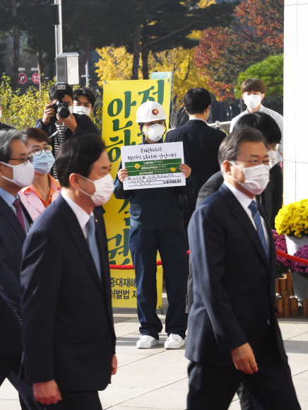 문재인 대통령이 28일 오전 2021년도 예산안 설명을 위한 시정연설을 하기위해  국회에 도착하자 정의당 류호정의원이 중대재해기업차벌법 촉구 1인 시위를 하고 있다. 2020. 10. 28 김명국 선임기자 daunso@seoul.co.kr