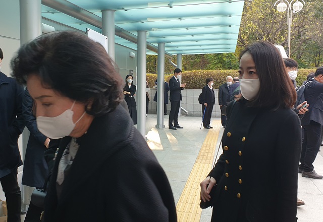 노현정 전 KBS 아나운서(오른쪽)가 지난 26일 오후 시어머니인 이행자 여사와 함께 이건희 회장의 빈소가 마련된 서울 강남구 일원동 삼성서울병원 장례식장을 찾았다. 더팩트 제공