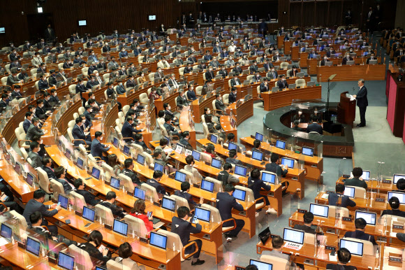 문재인 대통령이 28일 오전 국회 본회의장에서 2021년도 예산안 시정연설을 하고 있다. 2020.10.28 연합뉴스