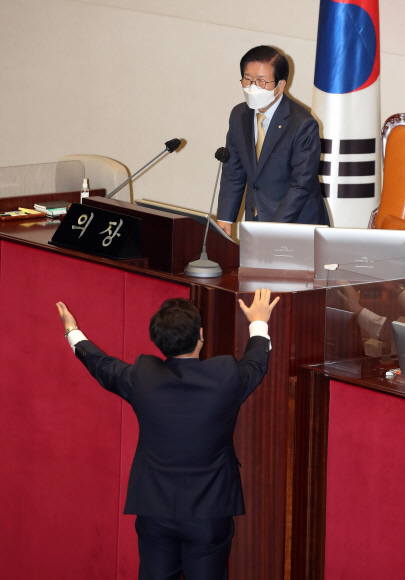 국민의힘 의원들이 28일 오전 서울 여의도 국회에서 문재인 대통령 2021년 예산안에 대한 시정연설에 앞서 청와대 경호원의 주호영 원내대표 검문에 항의를 하고 있다. 문 대통령이 국회에서 예산안 시정연설을 하는 것은 이번이 네 번째이며 취임 직후인 2017년 6월 추가경정예산안 시정연설을 포함하면 다섯 번째다.