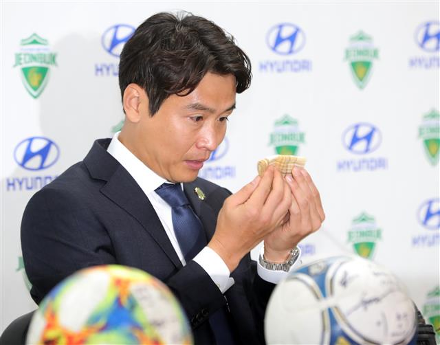 결국 눈물 보이는 이동국