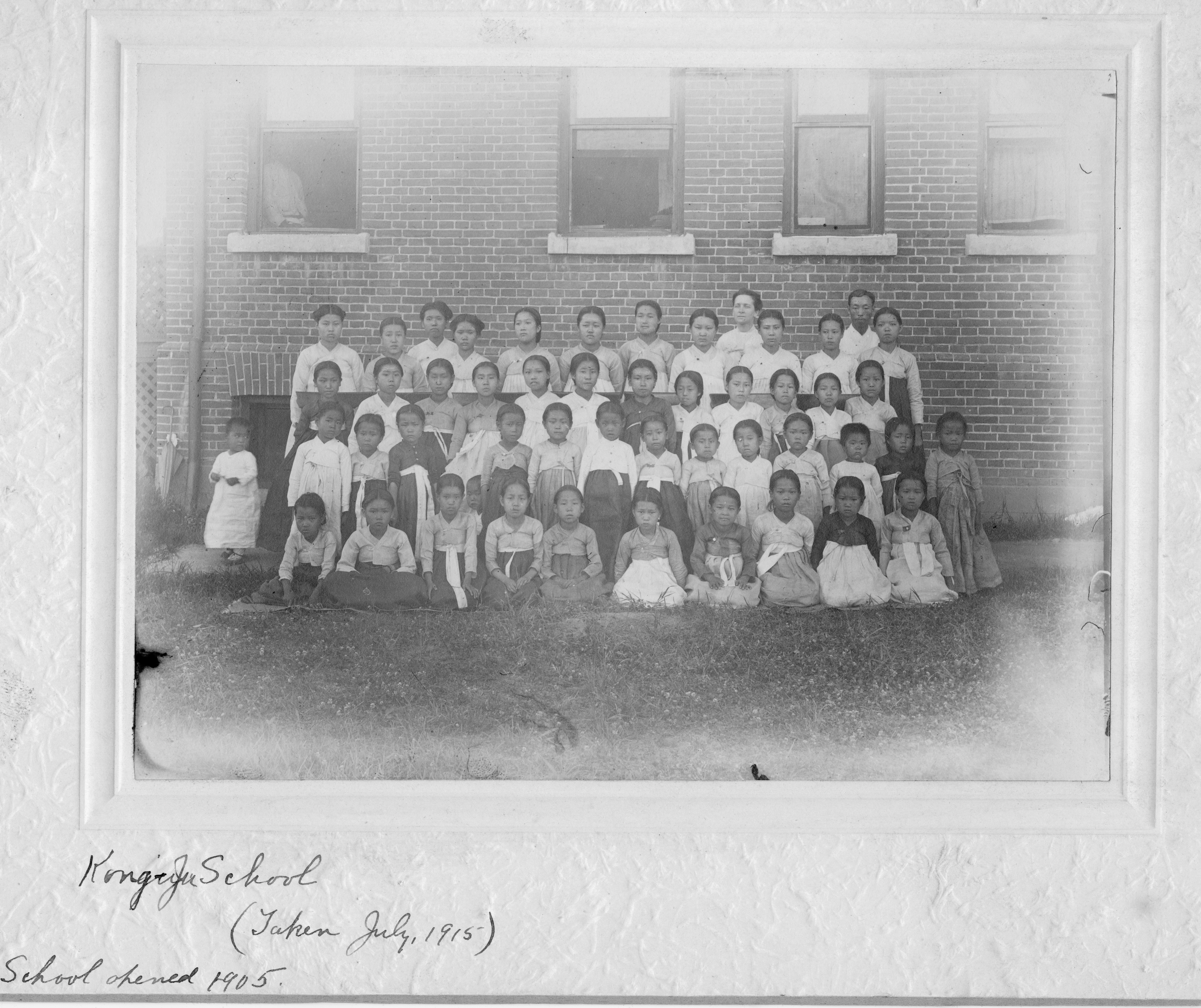 1915년 7월 촬영한 공주 영명학교 교사와 여학생 사진. 맨 뒷줄 외국인 여성이 사애리시 선교사다. 세번째 줄 오른쪽에서 세번째 학생이 유관순 열사로 추정되는 인물이다. 충남도역사문화연구원 제공