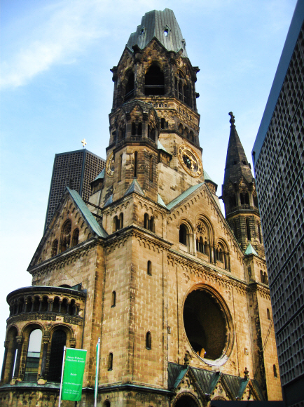카이저 빌헬름 교회는 2차 대전 당시 파괴된 첨탑을 다시 뾰족하게 복구하지 않고 그대로 품고 있다. 독일 정부와 시민이 과거 잘못을 인정하는 용기를 가졌기에 가능한 일이다. 이동미 제공