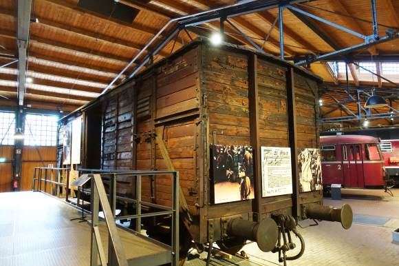 기술박물관에 있는 기차 전시공간에는 귀족이 탔을 법한 고급스러운 증기기관차와 함께 아우슈비츠 수용소로 유대인을 실어 나르던 실제 화물칸도 보존하고 있다. 이동미 제공