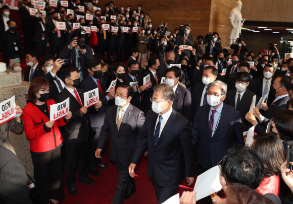 문재인 대통령의 국회 도착에 맞춰 로텐더홀 계단에서 피켓 시위 중인 국민의힘 의원들을 바라보며 문 대통령이 이동하는 모습. 김명국 선임기자 daunso@seoul.co.kr