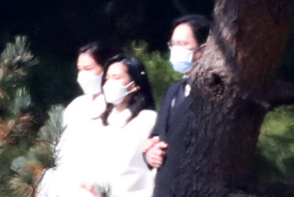 고 이건희 회장 장지로 이동하는 유가족들