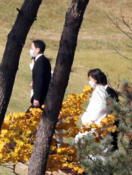 수원 장지 도착한 이재용 부회장과 유족들