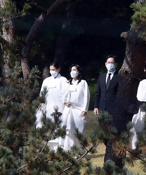 수원 장지로 이동하는 이재용 부회장과 유족들