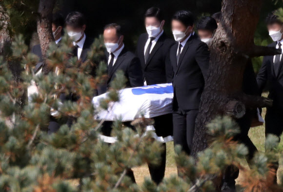 수원 장지 도착한 이건희 회장 운구행렬