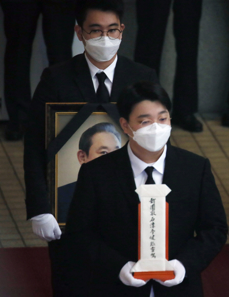 故 이건희 삼성그룹 회장의 발인식이 28일 오전 서울 강남구 삼성서울병원 장례식장에서 엄수된 가운데 유가족과 관계자들이 고인의 영정을 모시고 있다. 2020.10.28  사진공동취재단