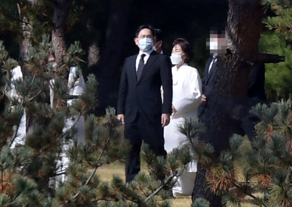 수원 장지로 이동하는 이재용 부회장과 유족들