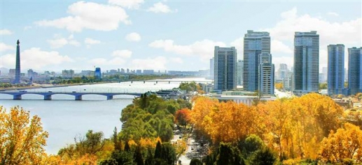 평양 대동강변의 가을 풍경…노동신문, 낙엽 물든 시내 모습 보도