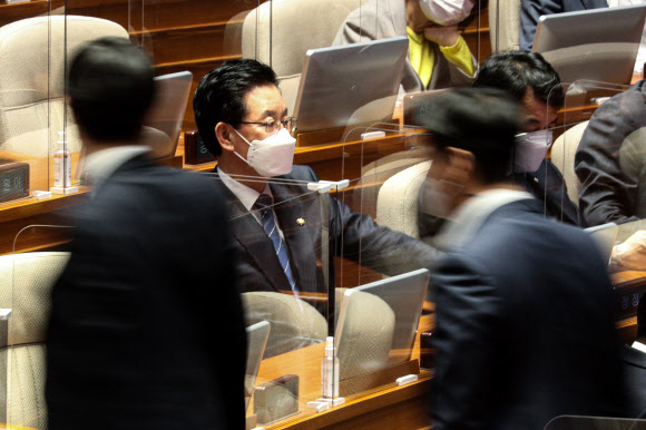 체포동의안 투표 지켜보는 정정순 의원